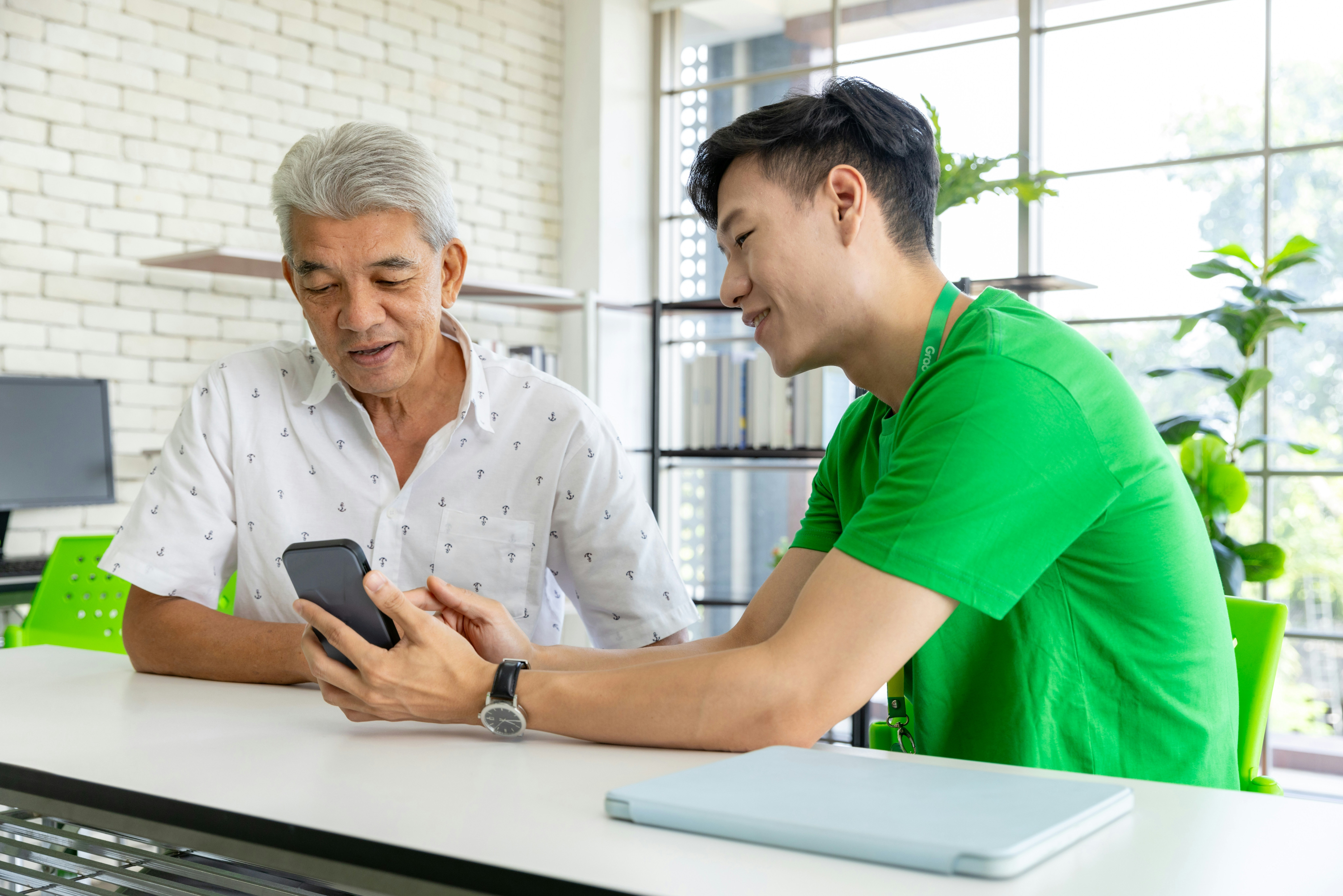 Por qué los jóvenes no son los mejores mentores para enseñar a los sénior a usar tecnologías emergentes 